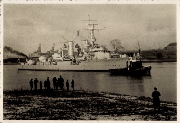 Photo German warship, light cruiser of the K-class, entering the harbor, tug