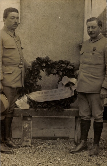 Photo Postcard French soldiers with funeral wreath