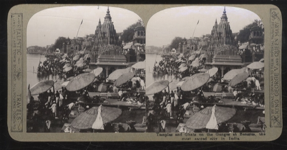 Stereo Photo India, Benares-Varanasi Holiest city in India, temple and believers on the banks of the Ganges