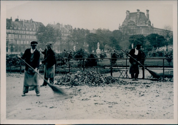 Photo Paris, street cleaner, broom, leaves
