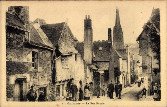 Postcard Quimper Finistère, La Rue Royale, buildings, people on the street, church in the background