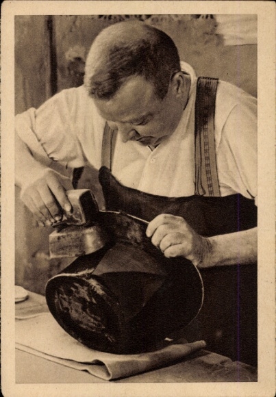 Postcard The last silk hat maker of Berlin, WHW, cylinder, pushing the seam