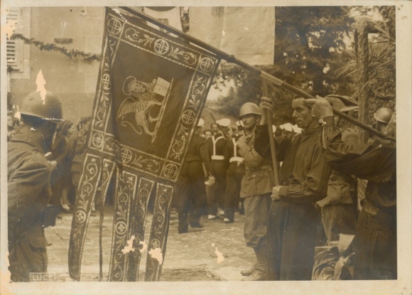 Photo handing over the banner of Saint Mark to the municipality of Veglia in Dalmatia