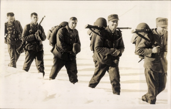 Photo Postcard Swiss Army, mountain troops in uniform with equipment, marching in the snow