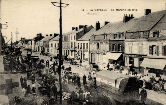 Ak La Capelle Aveyron, Markt in La Capelle 1919, Straßenansicht, Menschen, Pferdefuhrwerke