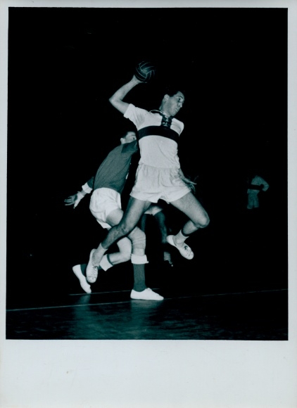 Photo Berlin Friedrichshain, indoor handball, Schmöckwitz versus Weißensee, 10.12.1954, German sports hall