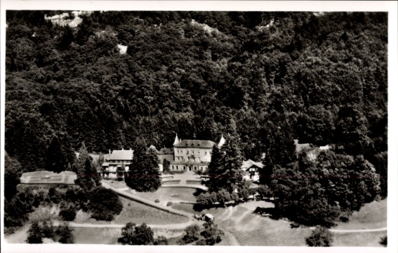 Ak Badenweiler im Schwarzwald, Schloss Hausbaden, umgeben von Wald, Aussicht auf Gebäude, Landsch