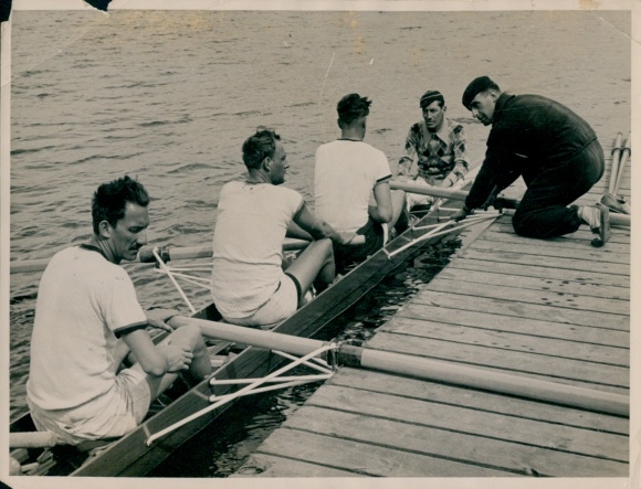 Foto Olympische Spiele 1936, Rudervierer m. St. aus Uruguay, Berlin Grünau