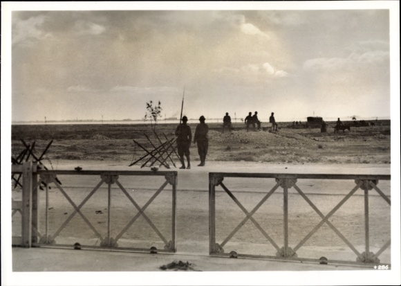 Photo H. Hoffmann, French military guards at the operational port of Tunis, November 1942
