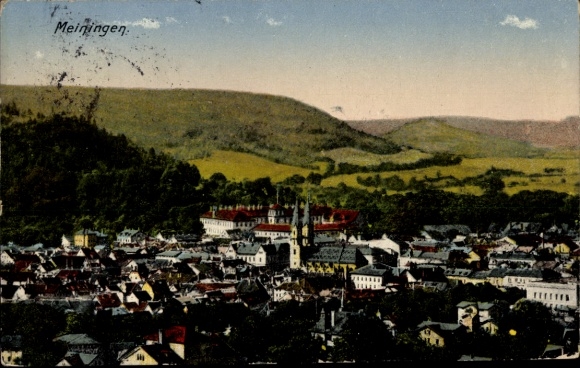 KP Meiningen w Turyngii, panoramiczny widok na miasto, zielone wzgórza w tle, architektura