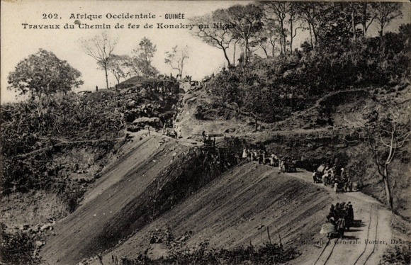 Ak Conakry Guinea, arbeiders, spoorwegconstructie, landschap, bomen, mensen, trein, Guinee