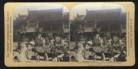 Stereo Foto China, Shanghai, Belebtes Straßenbild vor einem Tempel in Shanghai