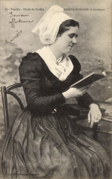 Postcard Sainte Hermine Vendee, woman in traditional costume reading