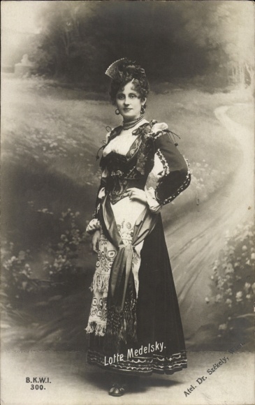 Postcard actress Lotte Medelsky, portrait