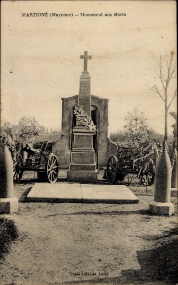 Ak Martigné Mayenne, Monument aux Morts, Wagen, Kreuze, ländliche Umgebung