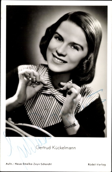Postcard actress Gertrud Kückelmann, portrait, autograph