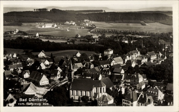 Ak Bad Dürrheim im Schwarzwald, Luftbild von  zahlreiche Häuser, Kirche, Landschaft