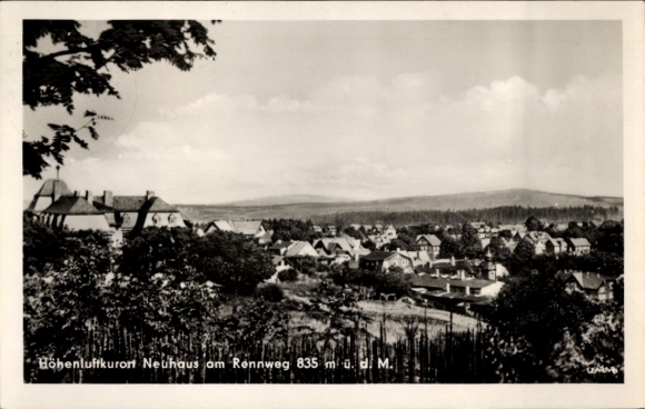 Ak Neuhaus am Rennweg Thüringen, Berglandschaft, Häuserfront, Hobenluftkurort, 835 m Höhe