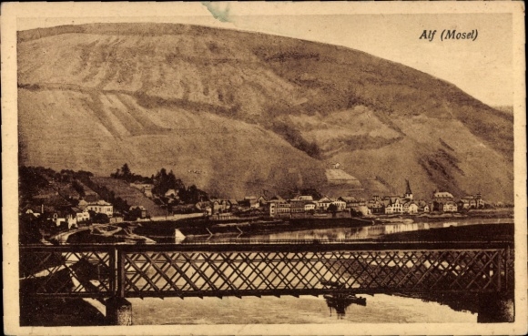 Ak Alf an der Mosel, Blick auf Alf, Mosel, Berglandschaft im Hintergrund, Brücke im Vordergrund