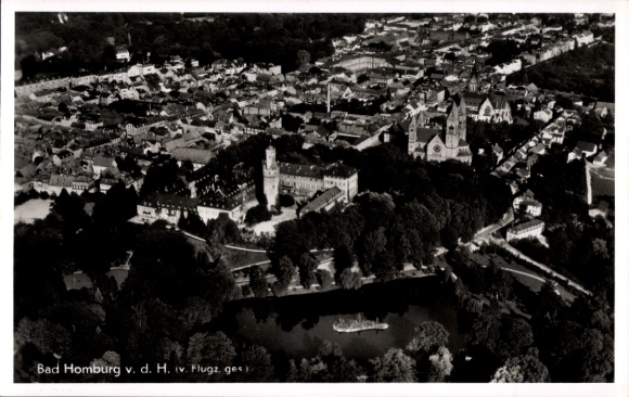 Ak Bad Homburg vor der Höhe Hessen, Luftaufnahme von  Stadtansicht, Park, Gebäude