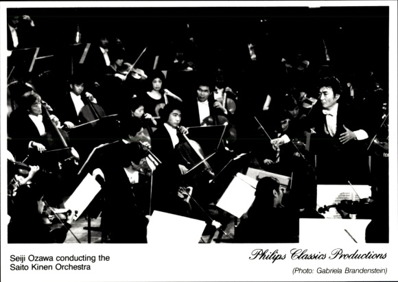 Ak Dirigent Seiji Ozawa dirigiert das Saito Kinen Orchestra
