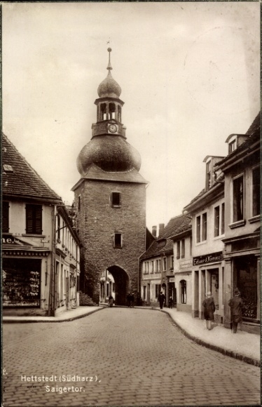 Ak Hettstedt im Südharz, Saigertor,  Stadtansicht, Gebäude mit Uhr, Schwarz-Weiß-Fotografie