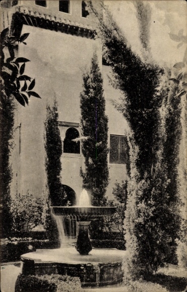 KP Granada Andaluzja Hiszpania, fontanna, cyprysy, Alhambra, Patio de los Naranjos