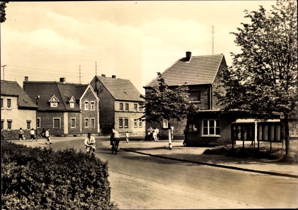 Postcard Friedersdorf Muldestausee, lot on the village square, houses, residents