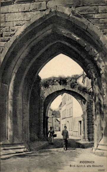 Postcard Andernach am Rhein, view through the old Roman gate