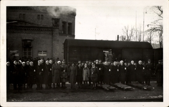 Foto Ak Eydtkau Eydtkuhnen Ostpreußen, Umsiedlung der Volksdeutschen, Bahnhof, Jahr 1940