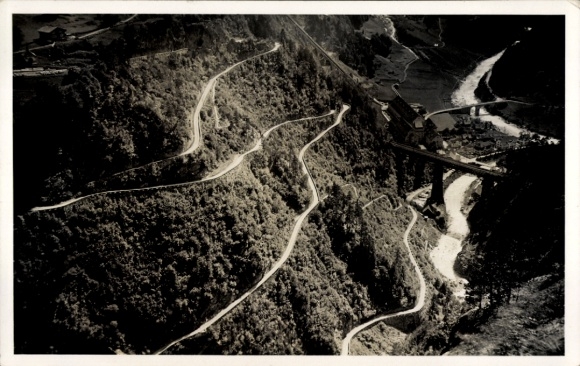 Ak Amsteg Silenen Kanton Uri, Landschaft mit Straße, Fluss und Brücke, schwarz-weiße Fotografie, 
