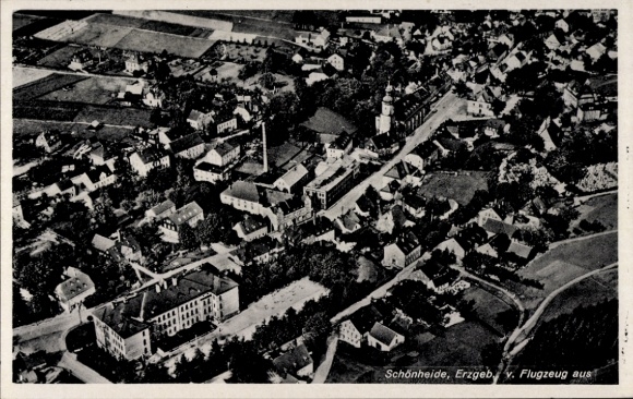 Ak Schönheide im Erzgebirge Sachsen, Blick auf den Ort, Fliegeraufnahme