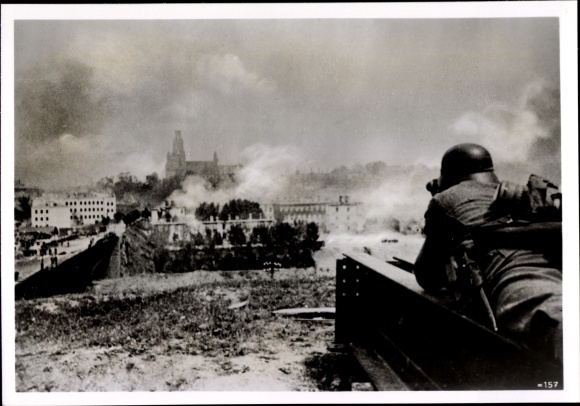 foto Heinrich Hoffmann, Duitse Wehrmachtsoldaat in Grodno, juni 1941