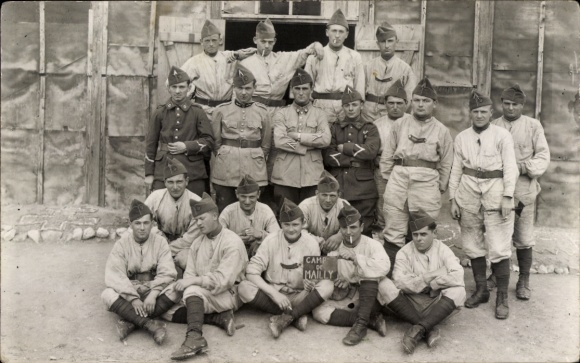 Foto Ak Mailly le Camp Aube, Camp de Mailly, Französische Soldaten in Uniformen