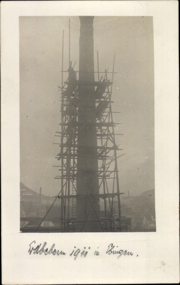 foto Ak Ebingen Albstadt in Württemberg, aardbeving 1911, steiger op schoorsteen