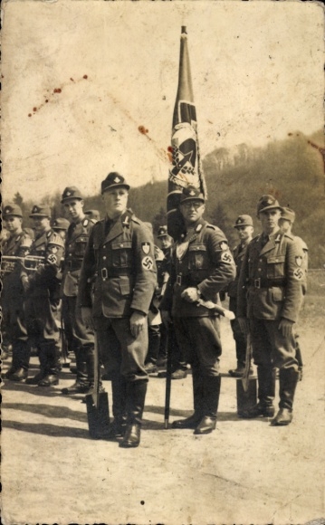 Foto Ak RAD, Reichsarbeitsdienst, Arbeitsmänner in Uniform, Standarte