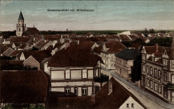 Ak Wittichenau Sachsen, Totalansicht vom Ort, Kirchturm, Straße
