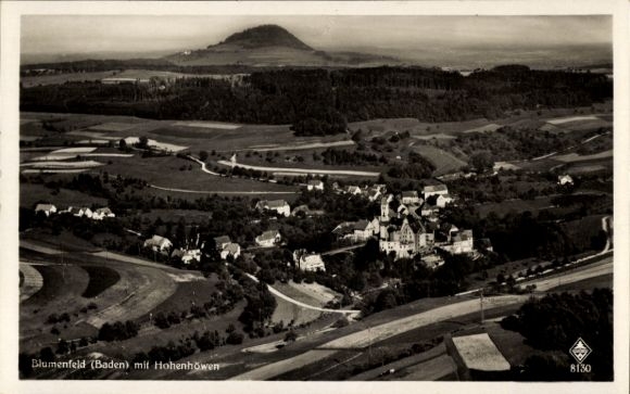 Ak Blumenfeld Tengen in Baden, Landschaft mit Hohenhöwen,  in Schwarz-Weiß, viele Felder
