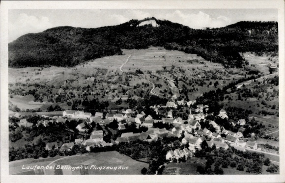 Ak Laufen am Kocher Württemberg, Luftaufnahme von Laufen, hügelige Landschaft, Häuser, ländlich