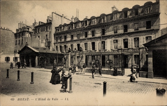 Postcard Brest Finistère, Hôtel de Ville, architecture, people on the street
