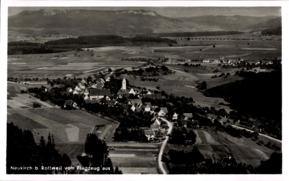 Ak Neukirch Furtwangen im Schwarzwald, Luftaufnahme von Neukirch, ländliche Landschaft, Gebäude u