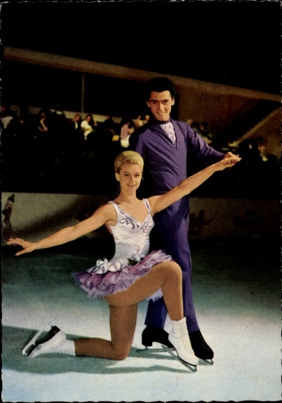 Postcard ice skating champion couple Marika Kilius and Hans Jürgen Bäumler