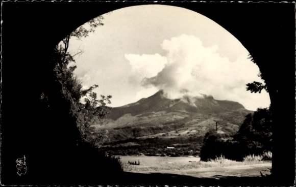 Ak Saint Pierre Martinique, Bergsicht, Montagne Pelée, Tunnel, Corbet, Schwarz-Weiß-Foto