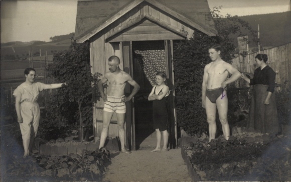 Photo Postcard Neustadt in Saxony, family in front of a garden shed, allotment garden, swimwear