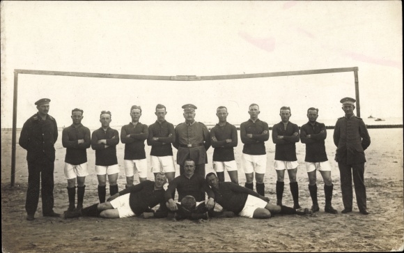 foto Ak voetbalteam, doel, soldaten in uniform, Sylt