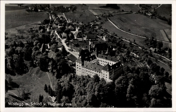Ak Wolfegg im Allgäu, Fliegeraufnahme mit Schloss