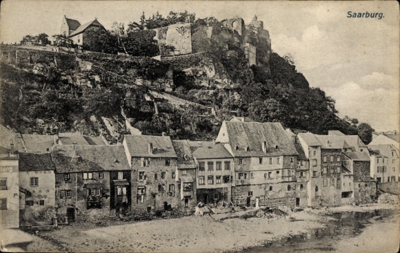 Ak Saarburg an der Saar Bezirk Trier, Burg auf dem Hügel, alte Häuser am Fluss, ruhige Landschaft