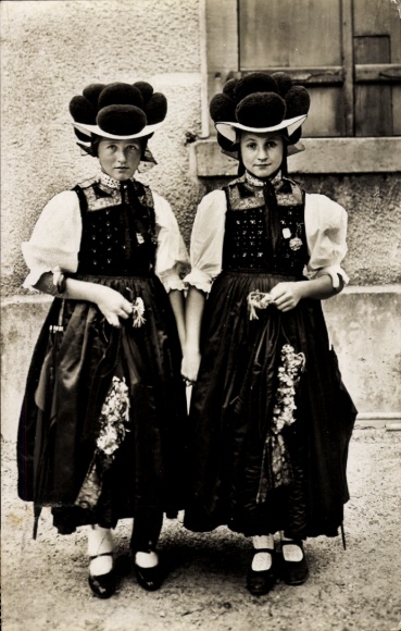 Postcard Gutach im Breisgau Black Forest, women in traditional costumes