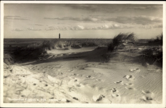 Ak Kampen auf Sylt, Nordseebad Kampen a. Sylt, Dünenlandschaft, Leuchtturm im Hintergrund