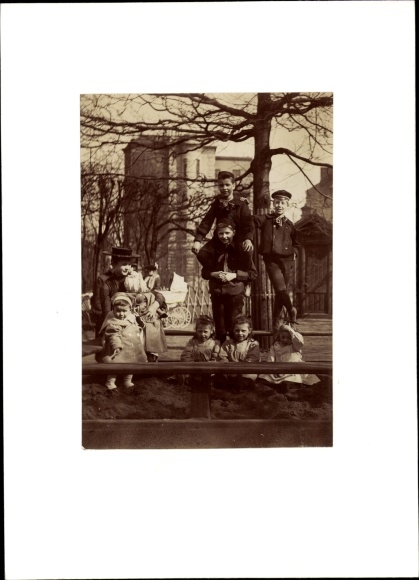 Photo Hamburg, children play in a sandbox, stroller